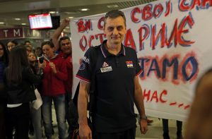 PRIJEM ODBOJKAŠICA KOD PREDSEDNIKA: Vučić od selektora Terzića dobio medalju sa SP