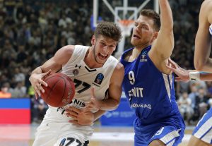 (NE)OČEKIVANA SITUACIJA: Osmorica ruskih navijača u centru pažnje od samog ulaska u dvoranu, odreagovali i crno-beli (FOTO-UBOD)