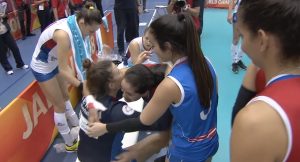 FENOMENALAN GEST: Portorikanke rasplakale povređenu odbojkašicu Srbije (VIDEO)