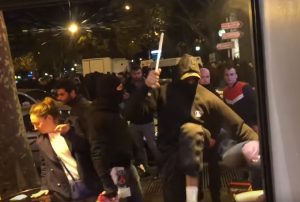 NOVI SNIMAK BRUTALANOG NAPADA: Francuski huligani napali palicama navijače Zvezde koji su sedeli u kafiću (VIDEO)