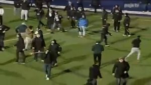 HAOS U SARAJEVU: Posle šokantnog poraza Željezničara, navijači upali na teren kako bi napali svoje igrače! (VIDEO)