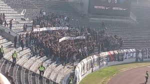 KADA SE NEGODUJE, MOŽE I U SVITANJE: Skromna poseta na utakmici Partizana – nova poruka upravi odjekuje sa tribina (VIDEO)