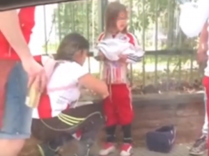 OPŠTE LUDILO U BUENOS AJRESU: Slika deteta opasanog bakljama kao dinamitom obišla svet (VIDEO)