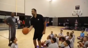 ŠAPIĆ ‘DOBIO NOVI IZAZOV’: Divac nije pogađao trojke tokom karijere, ali je sada oduševio decu (VIDEO)