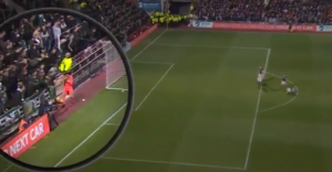 HAOS U DERBIJU EDINBURGA: Navijač Hinbernijana nokautirao pesnicom golmana Hartsa (VIDEO)