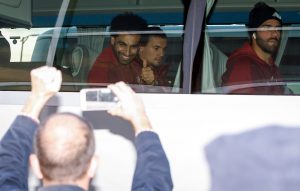 FOTO-UBOD: Fudbaleri Liverpula stigli u Beograd, dočekali ih navijači (FOTO)