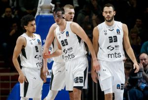 SJAJNA PRIČA: Očekivao Trinkijerija, a dočekao ceo tim Partizana (FOTO)