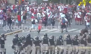 NE SMIRUJE SE U BUENOS AJRESU: Pucnji odjekuju prestonicom Argentine, jedan navijač upucan (VIDEO)