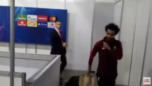 NEPROFESIONALNO: Firmino i Salah odbili da daju izjave novinarima! (VIDEO)