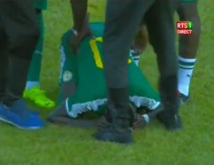 POTPUNO NEVEROVATNO: Mane doživeo nervni slom – Senegal pobedio, a saigrači ga gotovo vukli po terenu! (VIDEO)