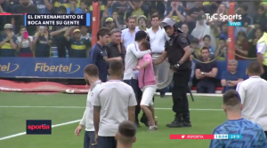 TOTALNI HAOS NA ‘BOMBONJERI’: Sve gori pred ‘utakmicu veka’ – Tevez spašavao navijača Boke od policije! (VIDEO)