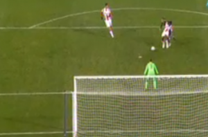 ČOVEK ZVANI ‘MALER’: Rašid Sumaila postigao komičan autogol (VIDEO)