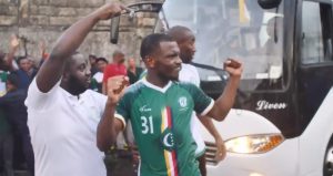 HAOS U SVLAČIONICI: Komori su pobedili Togo, pogledajte ludu proslavu Bena i drugara u svlačionici (VIDEO)