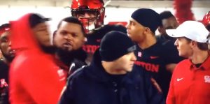 TEŽAK INCIDENT, IGRAČ HTEO DA TUČE TRENERA: Zvezda u usponu napala trenera jer mu je tražio da skine jaknu (VIDEO)