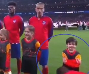 GRIZMAN ODUŠEVIO INTERNET: Francuz prvo začudio klečanjem kod himne Lige šampiona, a razlog je u stvari sjajan (VIDEO)