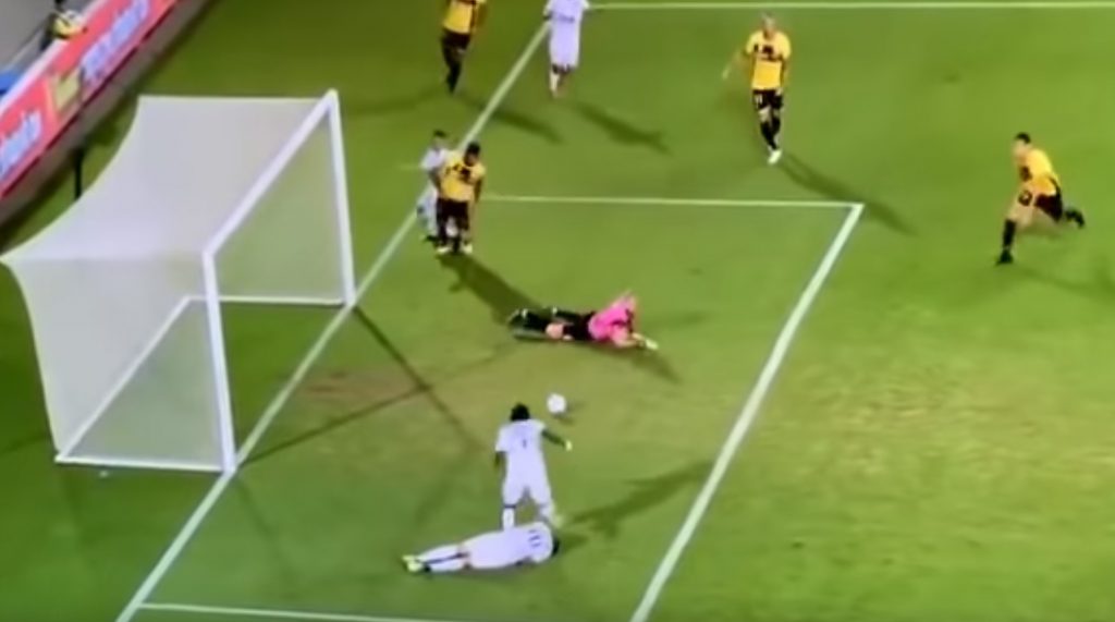 NESVAKIDAŠNJA SITUACIJA: Prekinuo ukazivanje pomoći saigraču – video kiks golmana i postigao gol (VIDEO)