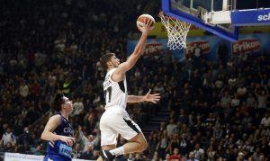 PARTIZAN OSVAJA ZAGREB: Vođstvo crno-belih posle polovine derbija, navijači su i dalje uz tim (TVITOVI)