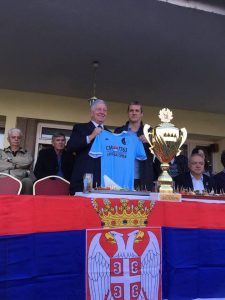 REZULTAT U DRUGOM PLANU: Odigrana humanitarna utakmica na Banjici, Aleksandar Karađorđević dobio specijalan poklon
