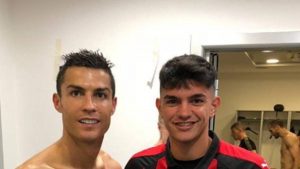 OTKRIO I ONO ŠTO NIJE TREBALO: Ronaldo se slikao sa igračem Milana u svlačionici – ubrzo Kjelini ‘kao od majke rođen’ postao hit na internetu (FOTO)