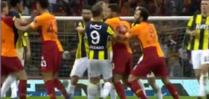 ‘REPRIZA HAOSA ORLIĆA I MLADIH ENGLEZA’: Opšta tuča igrača nakon derbija Galatasaraja i Fenerbahčea, incident izazvali Soldado i Žailson šamaranjem (VIDEO)