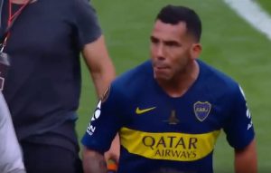 ZA NJEGA NEMA PREDAJE: Tevez nakon meča na terenu vikao na saigrače – dižite gore glave! (VIDEO)