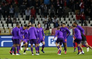 ‘UHVAĆEN SI’: Čovek u avionu ‘tvitovao’ o fudbaleru Liverpula, a iza leđa mu se pojavio upravo on (VIDEO)