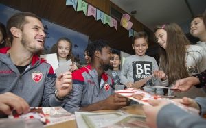 ZA DEČIJI OSMEH: Boaći i Čaušić obradovali decu iz OŠ ‘Ivo Andrić’ (FOTO)