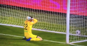 ‘ZAGLAVILO MU SE DUGME NA DŽOJSTIKU’: Tragikomičan autogol golmana Askolija, svet je u neverici (VIDEO)