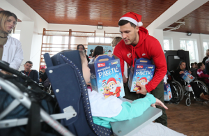 HUMANI GEST CRVENO-BELIH: Branko Lazić i Bili Beron ulepšali praznike najmlađima