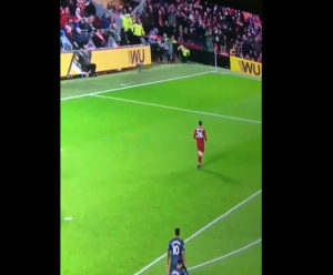 SVET SE SMEJE BELGIJANCU: Felaini umesto gola pogodio više od 30 metara udaljenog redara i oborio ga kao keglu (VIDEO)