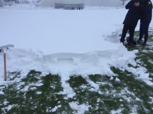 TEŠKO NA BANOVOM BRDU: Evo kako ide čišćenje snega na stadionu Čukaričkog (FOTO)