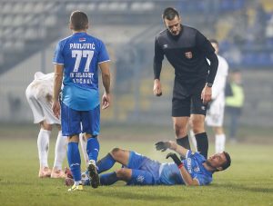 BIZARNO, SMEŠNO, SREĆOM NE I TRAGIČNO: Sudija posle ‘duela’ sa Zdjelarom povredio fudbalera Mladosti! (VIDEO)