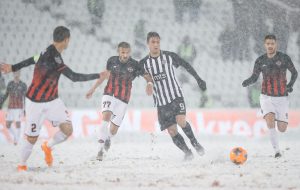 SUPERLIGA: Sneg u prvom planu u Humskoj, fudbal i ne baš – Partizan i Mačva podelili bodove (FOTO)