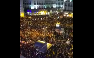 DA SE NAJEŽIŠ: Ljubav prema klubu ne zna za kilometražu, pesma navijača Rivera na trgu u Madridu (VIDEO)