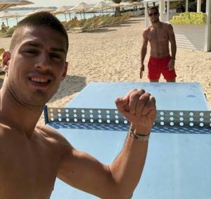 ZABAVA U DUBAIJU: Vujadin Savić pobedio saigrača u stonom i velikom tenisu, pa ga ‘prozvao’ na Instagramu (FOTO)