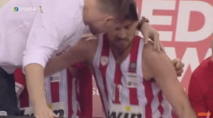 IZGUBIO ŽIVCE: Milutinov jurio sudiju po terenu, pa su stradale reklame! (VIDEO)