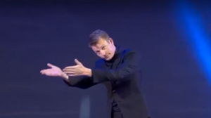 ‘LETEĆI FINAC’ SE OBRUKAO: Kimi Raikonen vidno pijan izašao na binu (VIDEO)