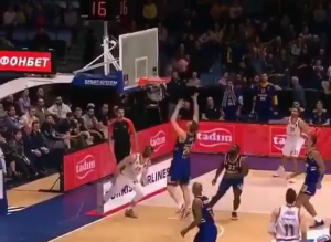 KAKO JE OPRAVIO, SVAKA MU ČAST: Pogledajte kako je pukla tabla posle naleta Šengelije (VIDEO)