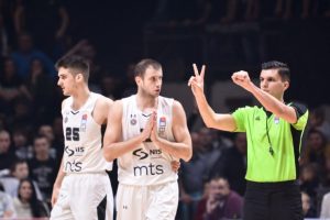 PRESEDAN U PIONIRU: Igrači oba tima na parketu, a sudije pobegle – prekid meča i upad navijača