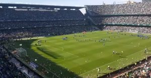 PRELEPE SCENE: Navijači Betisa ubacili na teren preko hiljadu igračaka, a razlog je fenomenalan (VIDEO)