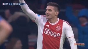 KVAL. ZA LŠ: Tadićev Ajaks sa igračem manje sačuvao ‘nulu’, Pavlović pogodio prečku!