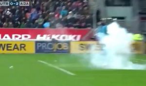 UMALO TRAGEDIJA: Navijači Utrehta petardom gađali Tadićevog saigrača (VIDEO)