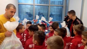 U DUHU PRAZNIKA: Fudbaleri Radničkog podelili paktiće