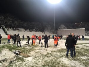 PRED SAM POČETAK: Igrači se zagrevaju, a sneg još nije očišćen! (VIDEO)