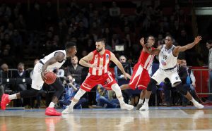 NESTVARNO POLUVREME: Zvezda vodi sa 43 poena razlike! A neka profesorka će morati da pravda časove… (REAKCIJE)