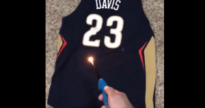 PREVAZIŠAO PALJENJE DRESA: Jedan navijač Pelikansa shvata Dejvisa, priredio mu je specijalan oproštaj (VIDEO)