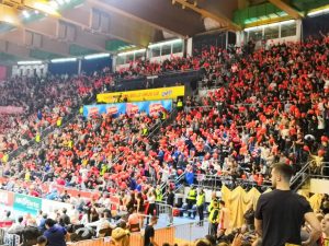 LEPA SLIKA: Baloni, pesma, navijači nose Zvezdu protiv Limoža – imali su i posebnu poruku… (FOTO)