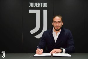 PROMETNO U TORINU: Juventus se oprostio od Benatije, a dočekao Kaseresa – ‘Obožavam ovaj dres’ (VIDEO)