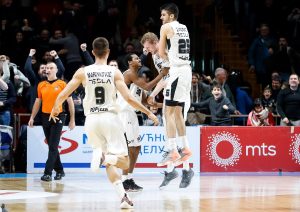 DA LI JE VREME ZA RASTANAK: Rusi odvode Partizanovog nosioca igre (FOTO)