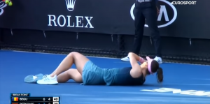 RUŽNA SCENA U MELBURNU: Andrea Petković kolabirala na terenu i nije mogla da nastavi meč (VIDEO)